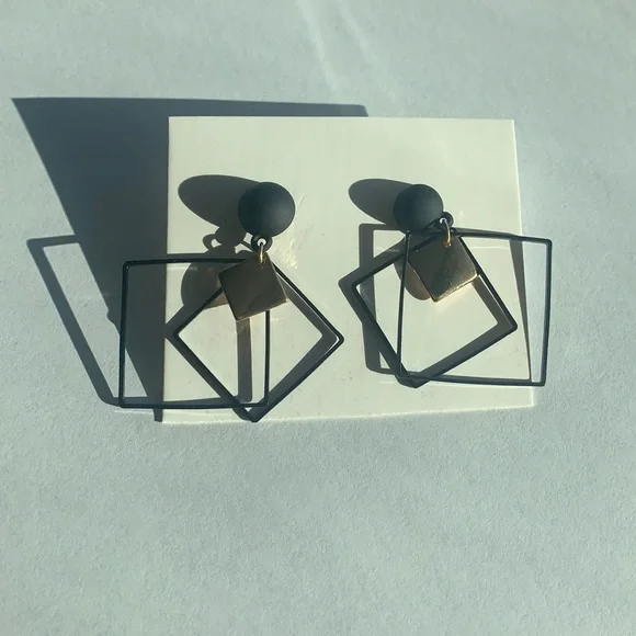 Earrings - Picture 1 of 4